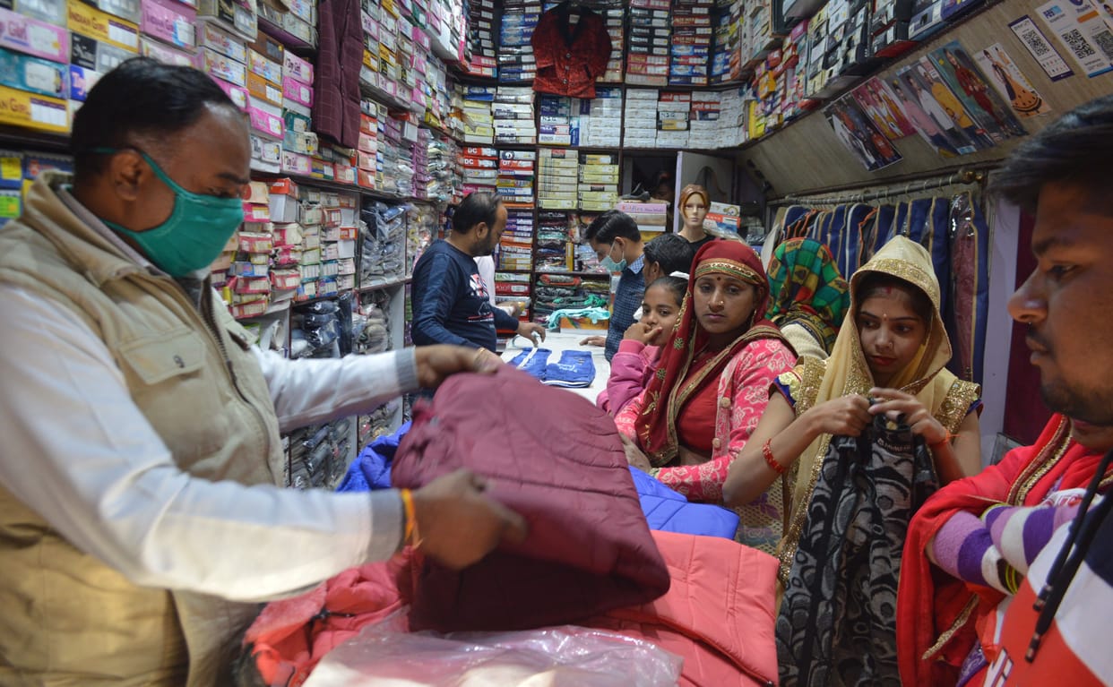 Hathras: Outside hot clothing market, shopping increased