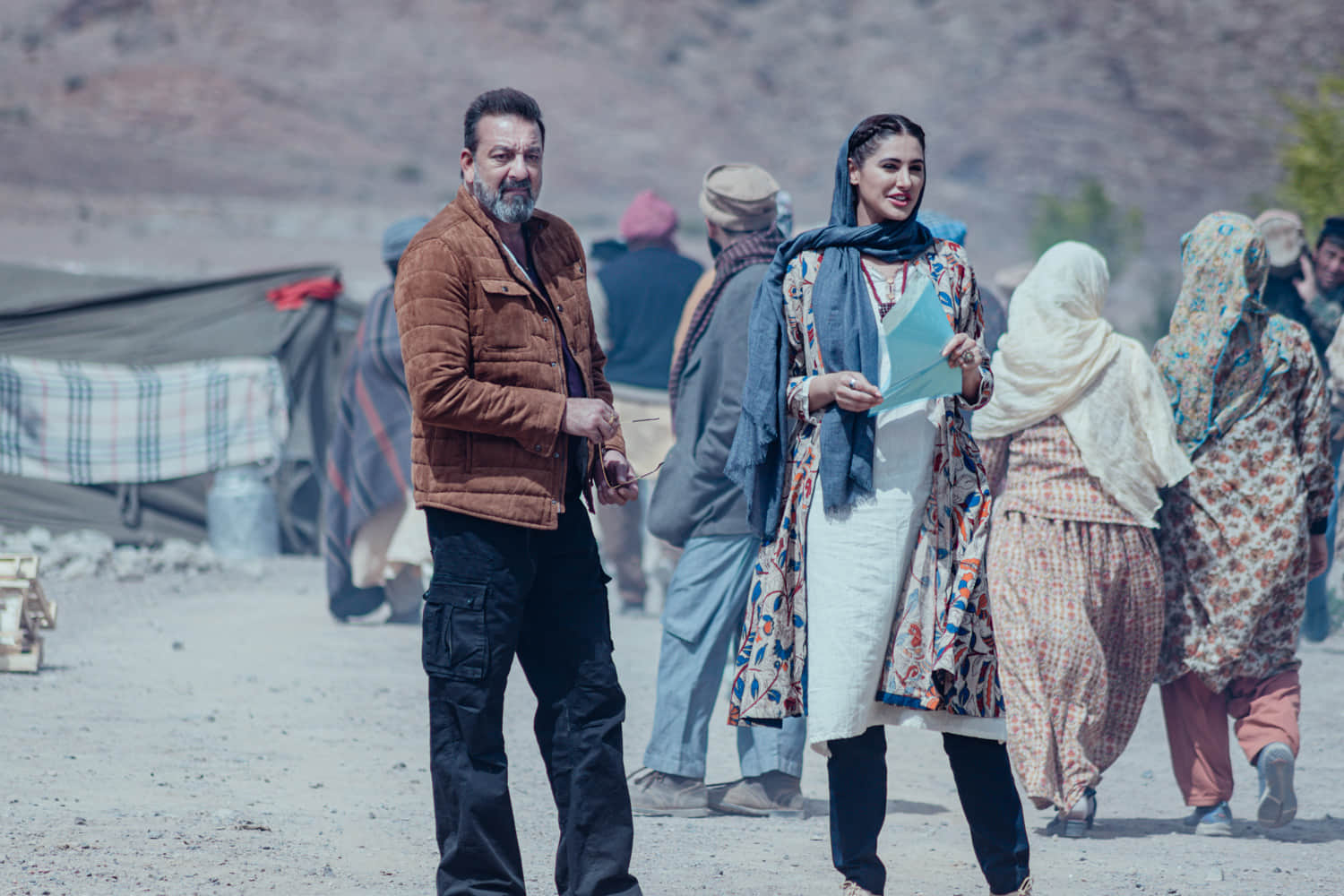 Sanjay dutt poses for the fan happiness here see photos