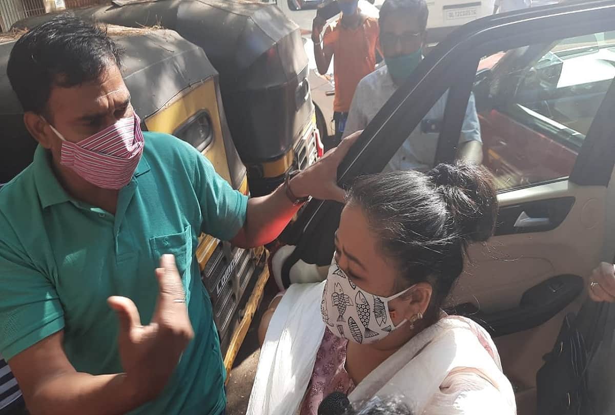 Comedian Bharti Singh and her husband Haarsh Limbachiyaa arrive at NCB office Mumbai in connection with the seizure of ganja from their residence