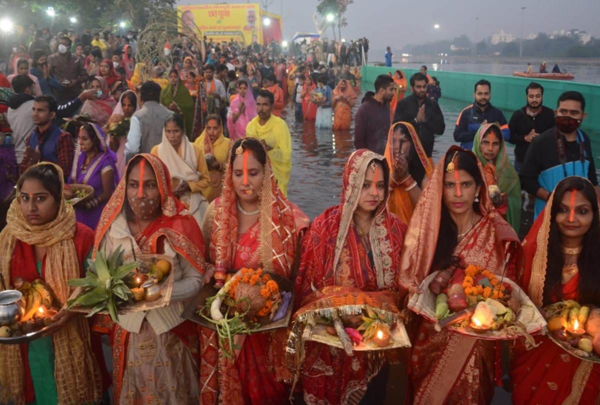 women worshiped on chhath in lucknow, see pictures