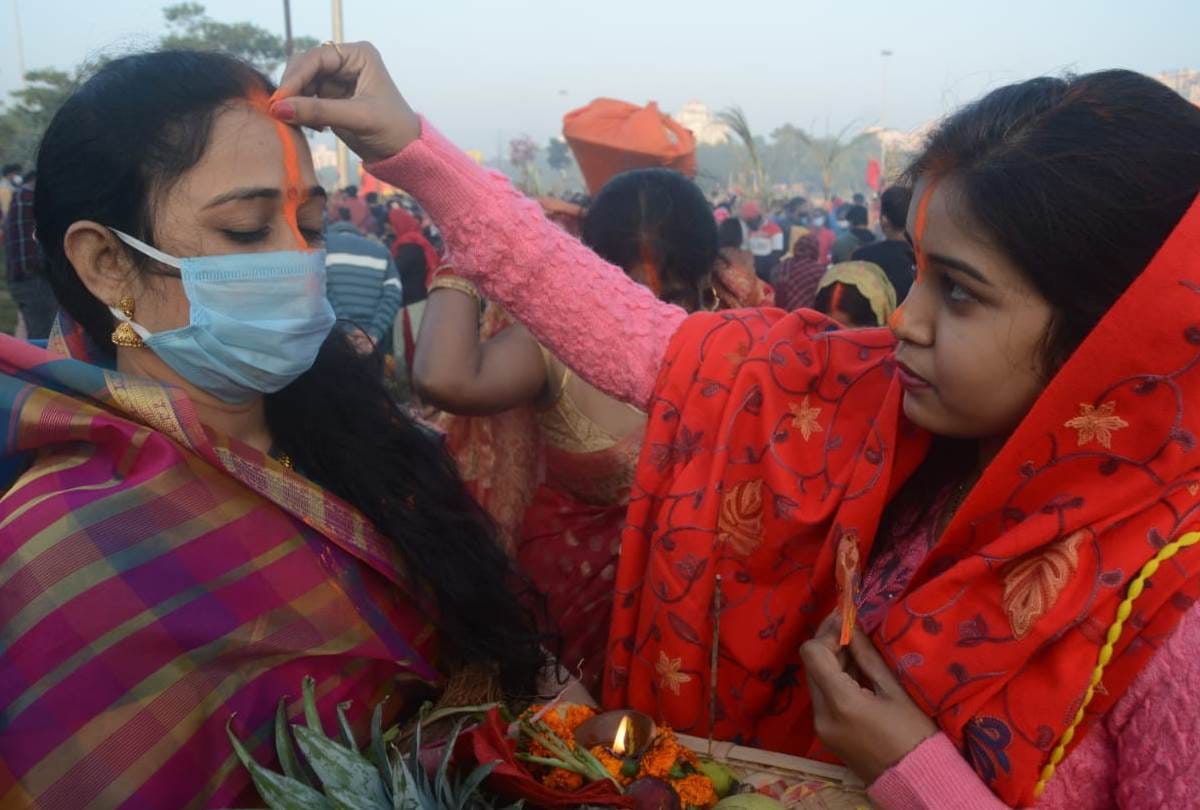 women worshiped on chhath in lucknow, see pictures