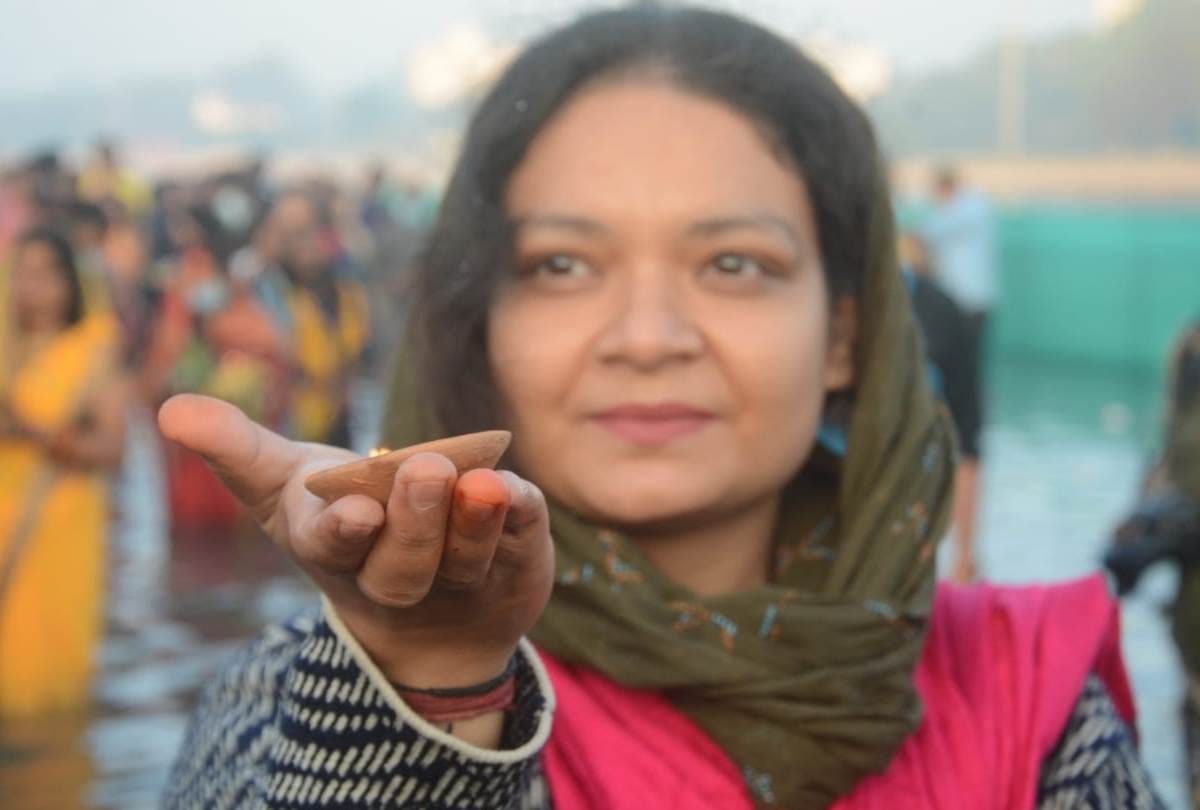 women worshiped on chhath in lucknow, see pictures