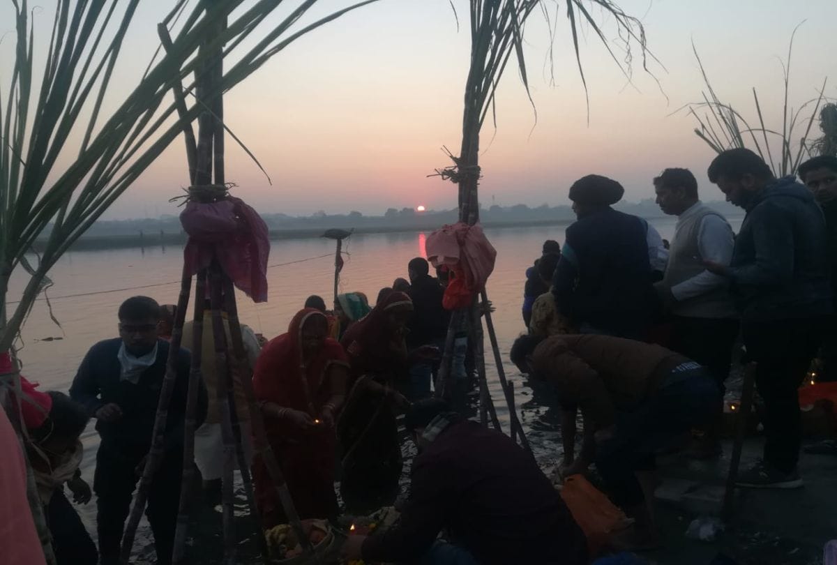 Chhath Pooja 2020 Devotees performed Worship At Yamuna Ghats In Agra