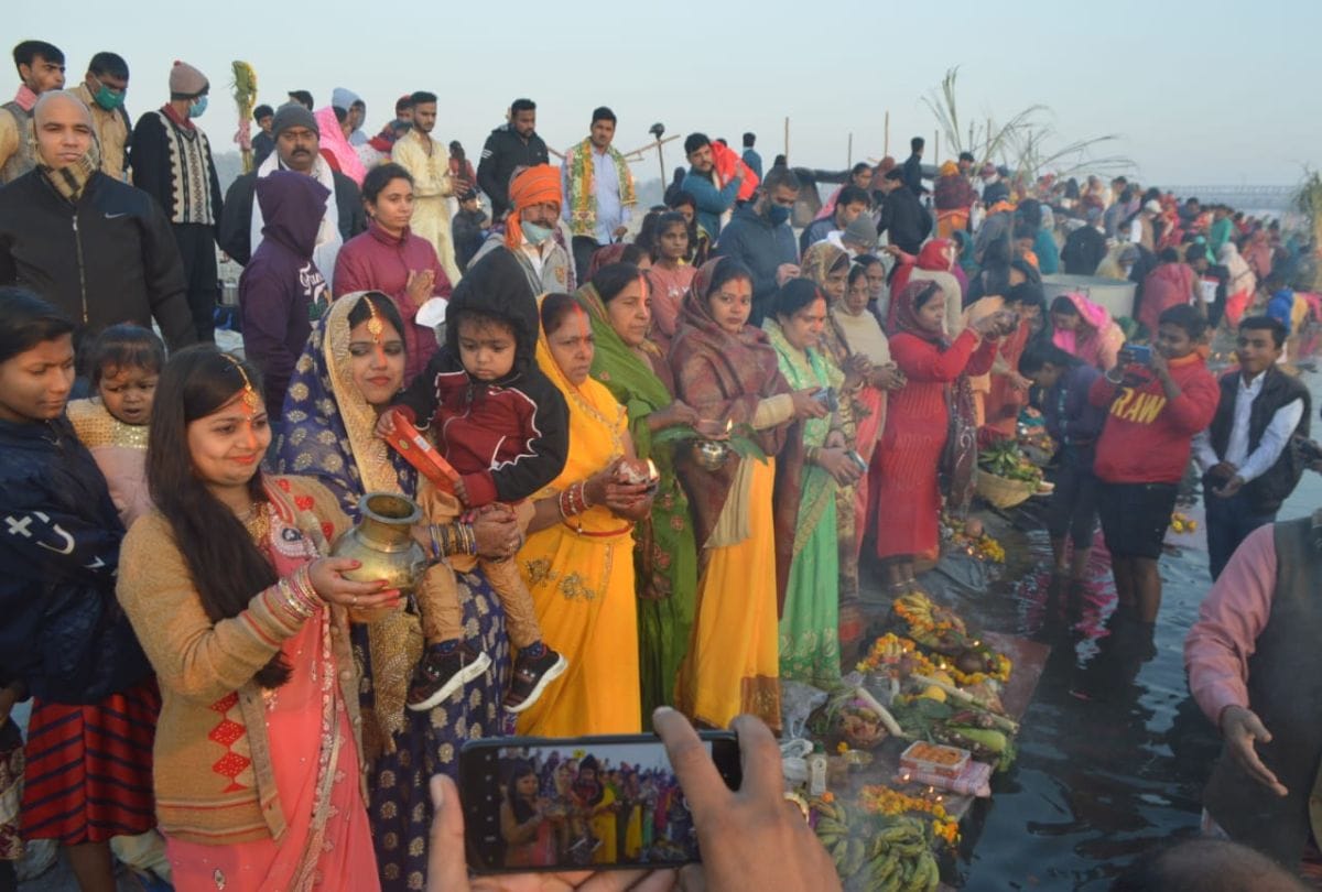 Chhath Pooja 2020 Devotees performed Worship At Yamuna Ghats In Agra
