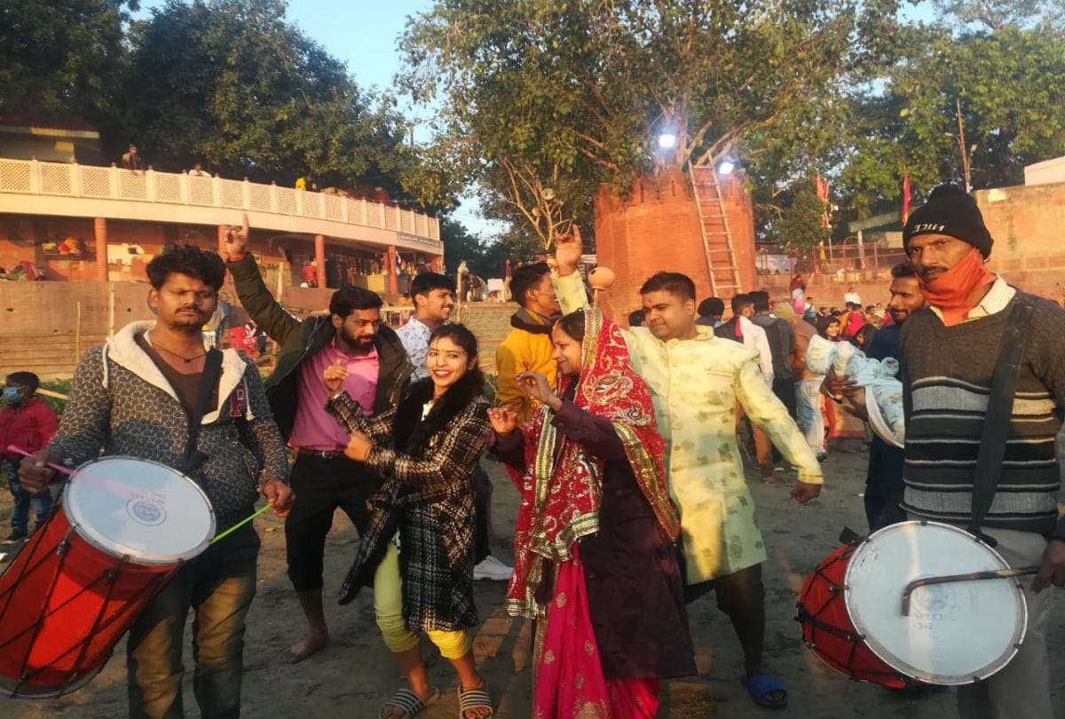 Chhath Pooja 2020 Devotees performed Worship At Yamuna Ghats In Agra