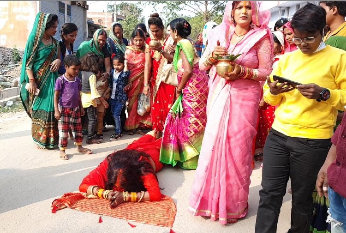 Chhath puja celebrated Kinnar Mahamandaleshwar reached Chhat Ghat two km away