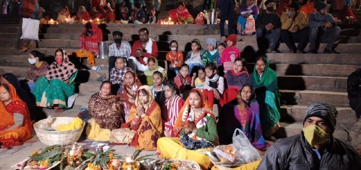 Chhath mahaparva: Corona dashed in front of faith fasting women gave arghya to rising sun see photos in varanasi