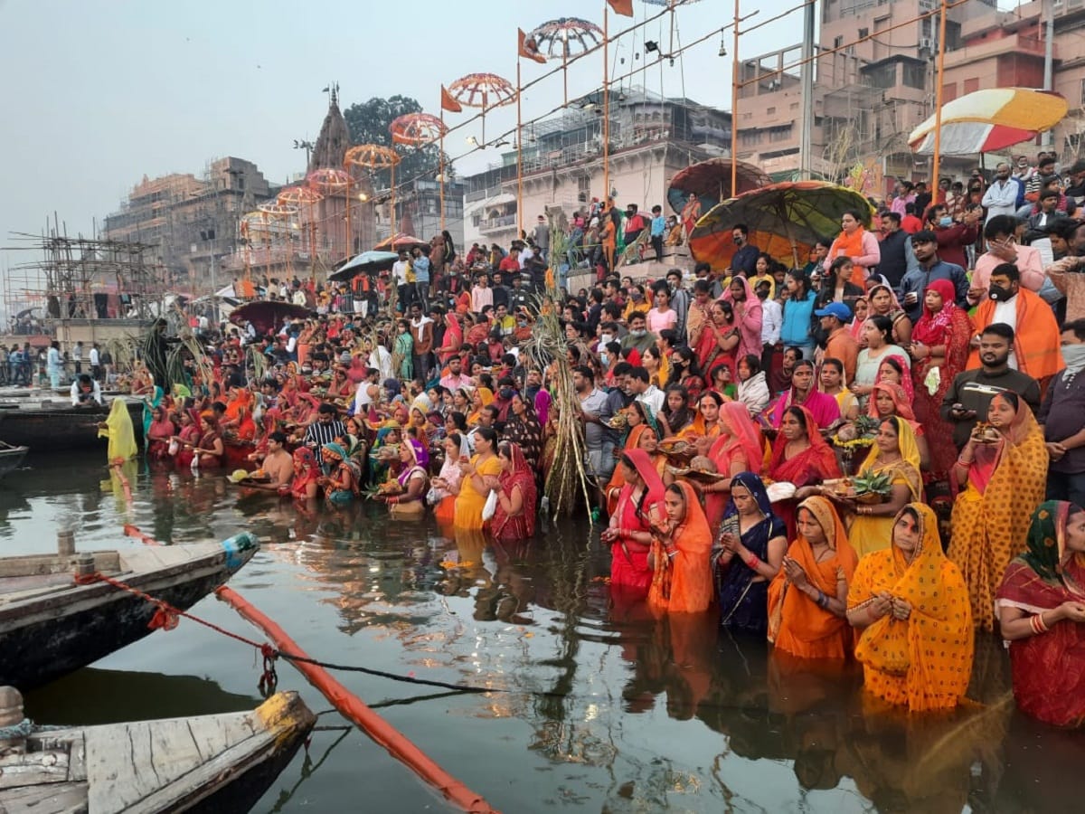 Chhath mahaparva: Corona dashed in front of faith fasting women gave arghya to rising sun see photos in varanasi