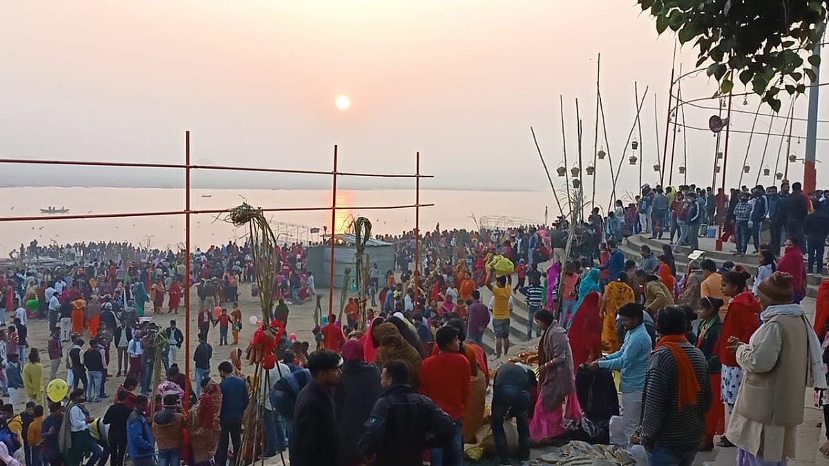 Chhath mahaparva: Corona dashed in front of faith fasting women gave arghya to rising sun see photos in varanasi