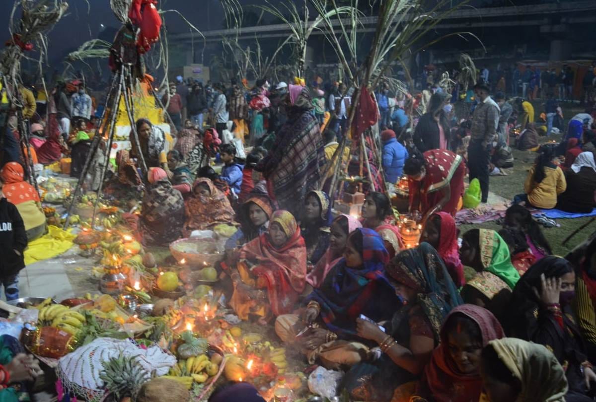 women worshiped on chhath in lucknow, see pictures