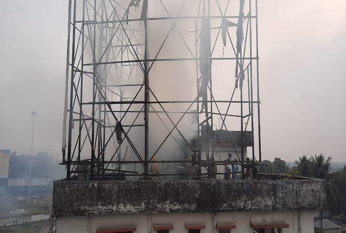 Fire breaks out in a building at Noukaghat in Siliguri