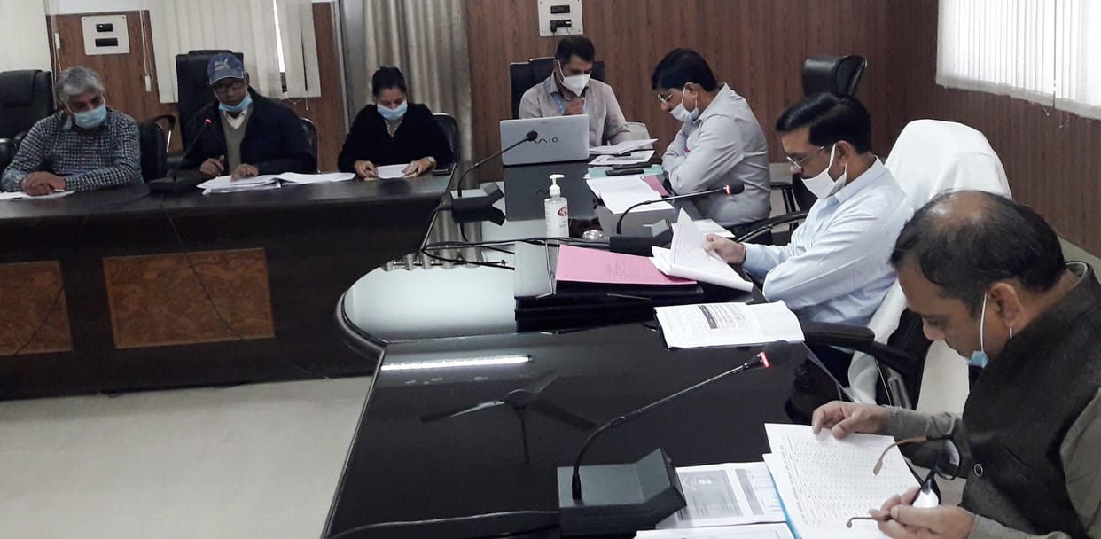Hathras: Show cause notice to doctor for not doing duty despite DM's order