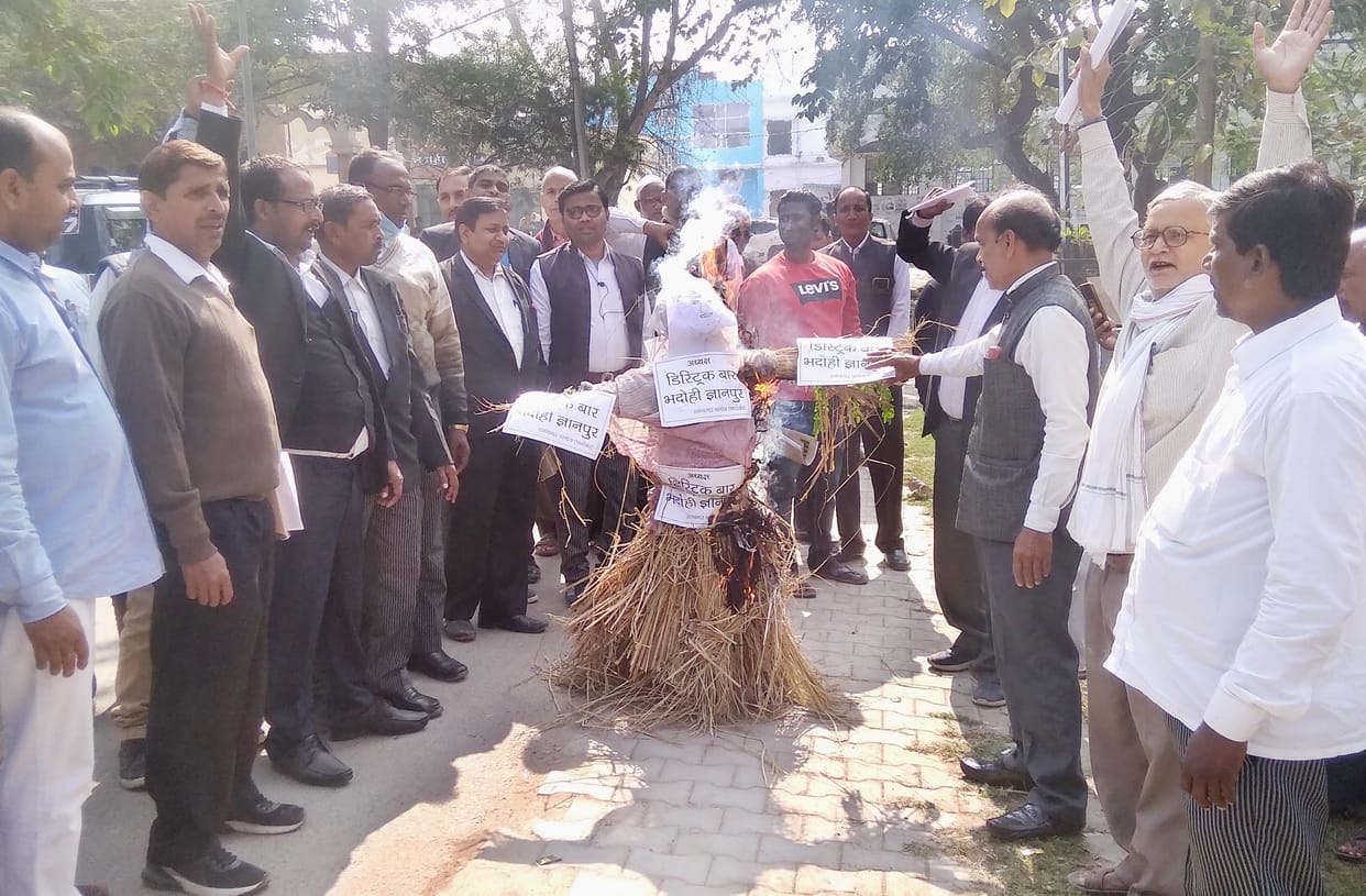 Advocates of Tehsil Bar burnt effigy