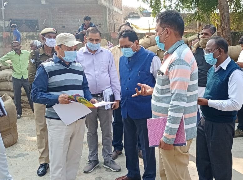 do dhaan kray kendr prabhaaree nilambit, ek par riport ke aadesh