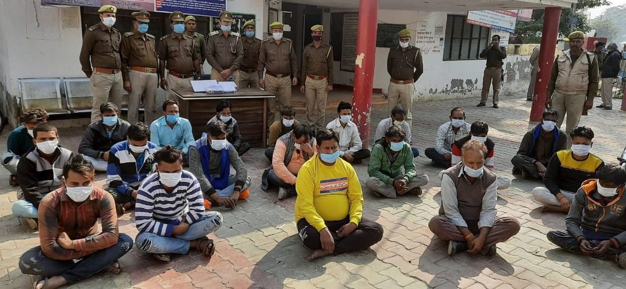 Hathras: Police raided a house, arrested 21 bookies, created panic