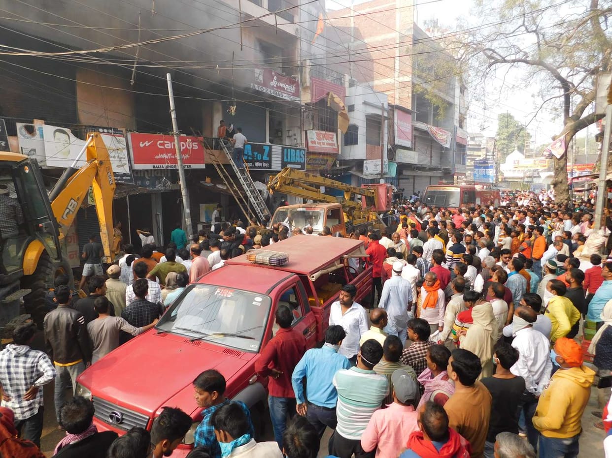 pataakhe kee chingaaree se lagee aag, raakh hua godaam mein rakha saamaan