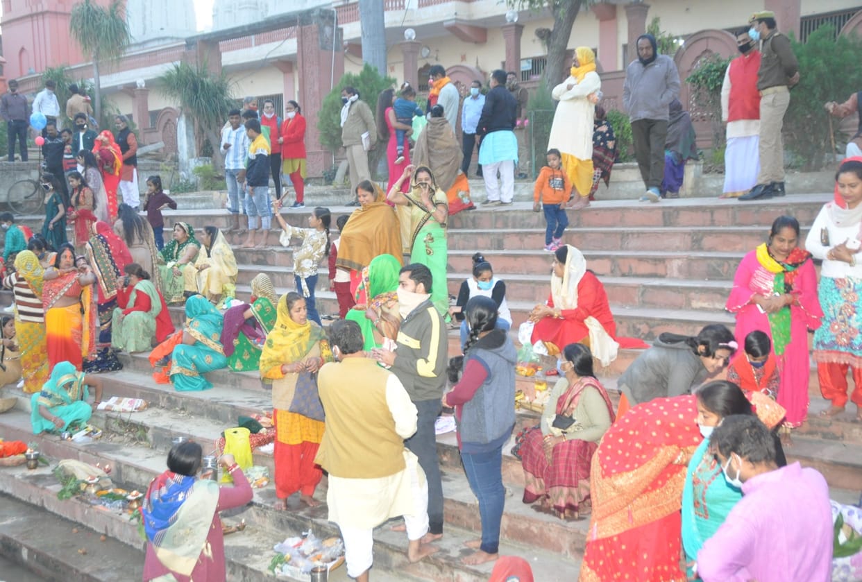 Chhath worship done by praying to Sun