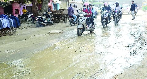 Instruct the Municipal Corporation, make the pit free, sprinkle water