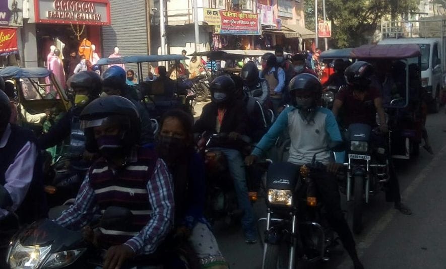 Mango blocked on the main roads of Khatima