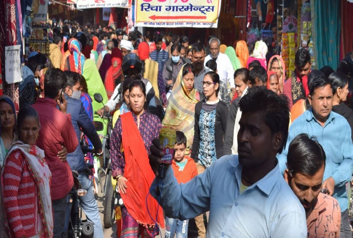 people not wearing masks and ignoring social distancing in mainpuri