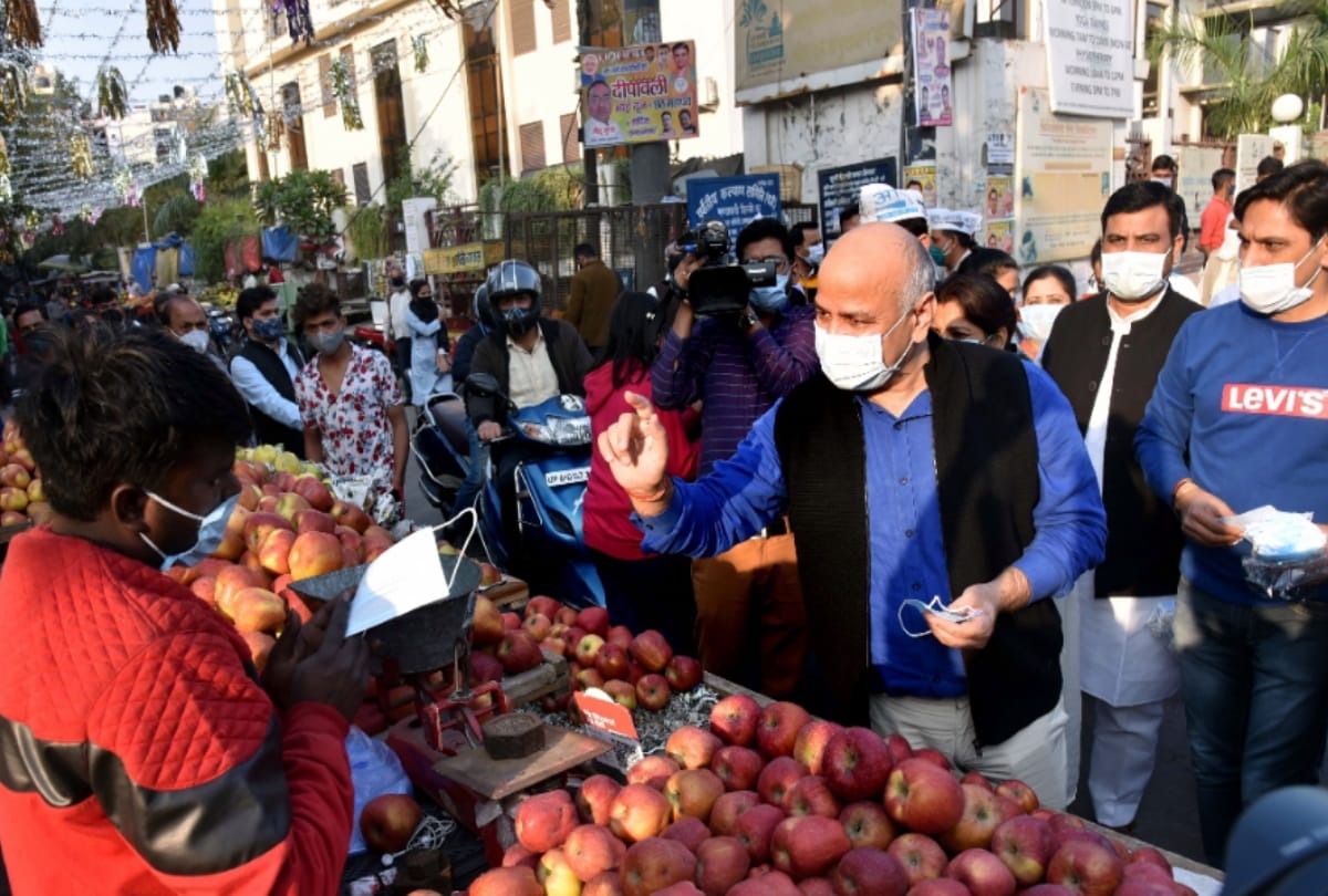 Delhi deputy cm manish sisodia distributed mask for awareness on covid 19