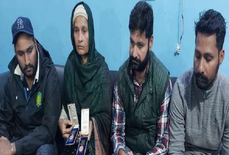 Widow of comrade balwinder singh will return her Shaurya chakra