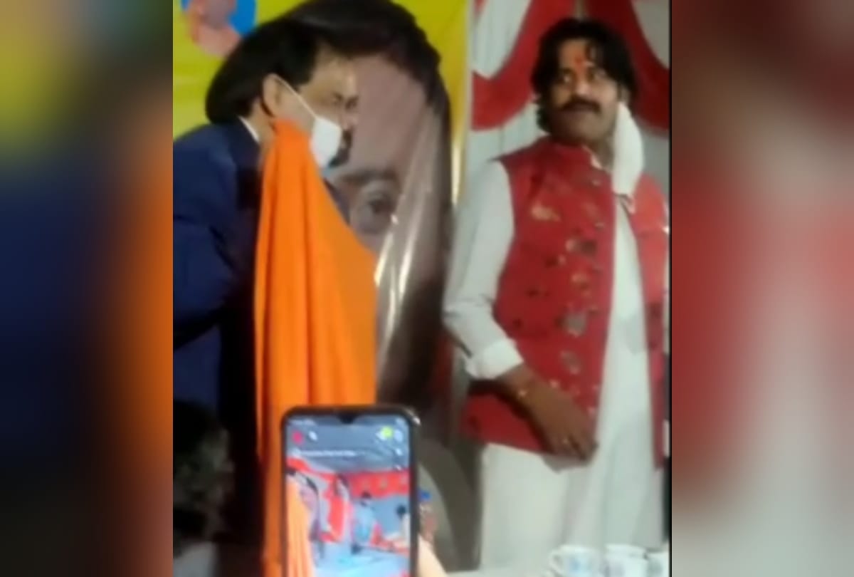 Gorakhpur MP ravi kishan fell down during Chhath 2020 program