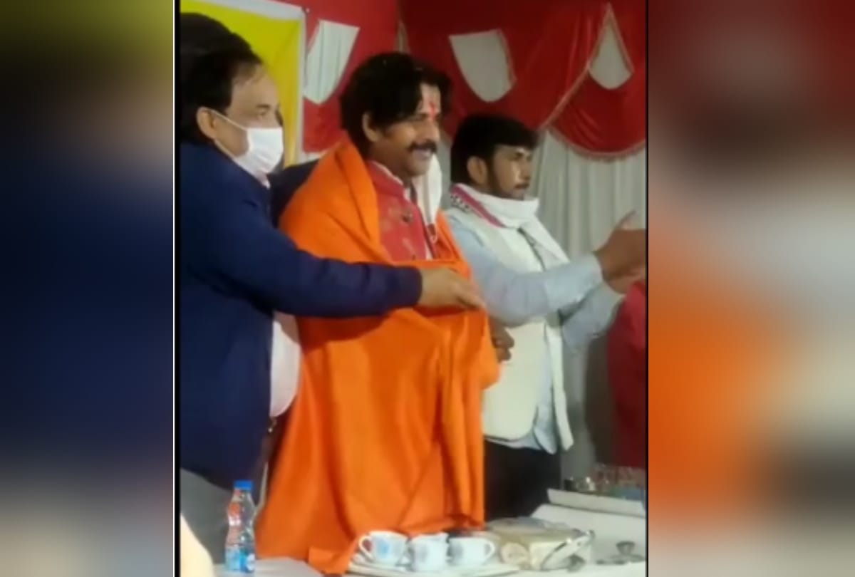 Gorakhpur MP ravi kishan fell down during Chhath 2020 program