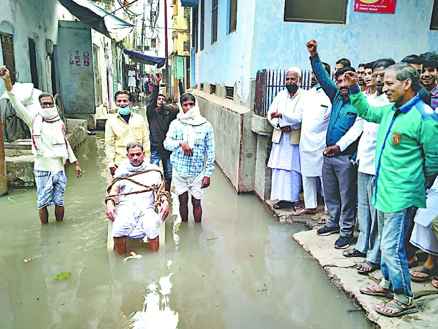 People of Ambia Mandi took the councilor hostage and put them in the sewer in Varanasi