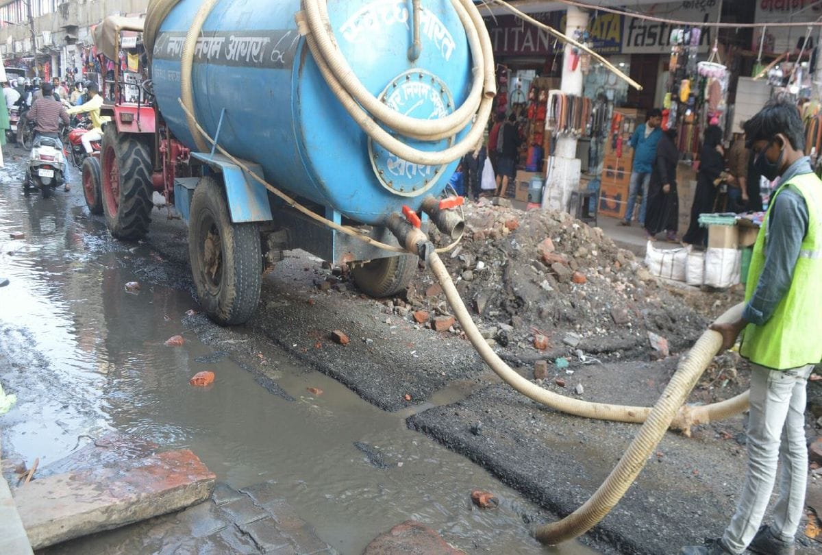 sewer overflow in Raja ki mandi market agra