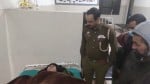 पुंछ के राजा सुखदेव सिंह अस्पताल में भर्ती पाक गोलाबारी पीडिता को देखते पुलिस अधिकारी