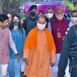prayagraj news : गौहनिया में आरएसएस प्रमुख मोहन भागवत से मिलने पहुंचे मुख्यमंत्री योगी आदित्यनाथ।