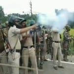 प्रदर्शनकारियों पर आंसू गैस छोड़ती पुलिस