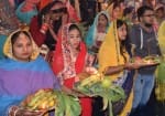 रुद्रपुर छठ घाट पर उगते सूर्य को अर्घ्य देती महिलाएं।