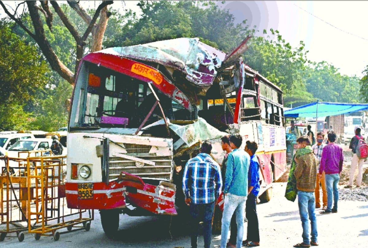 The bus crashed into the tree when the driver blinked
