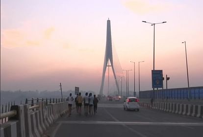 Weather Report : मौसम का बदला मिजाज, दिल्ली-एनसीआर में घने कोहरे ने किया हैरान, आज भी रहेगा असर सांकेतिक तस्वीर...