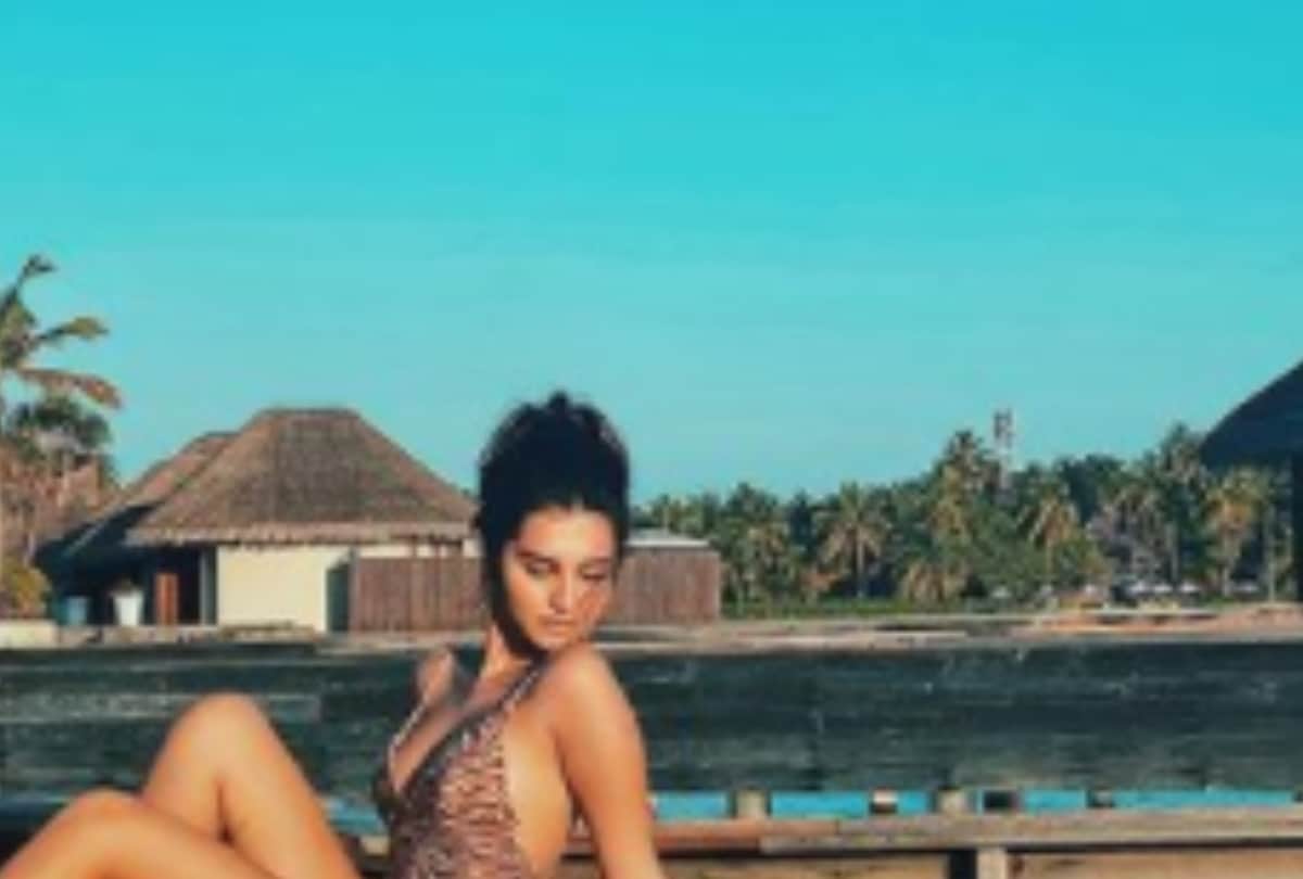 sharing photo from maldives vacation tara sutaria look impressive in airport look