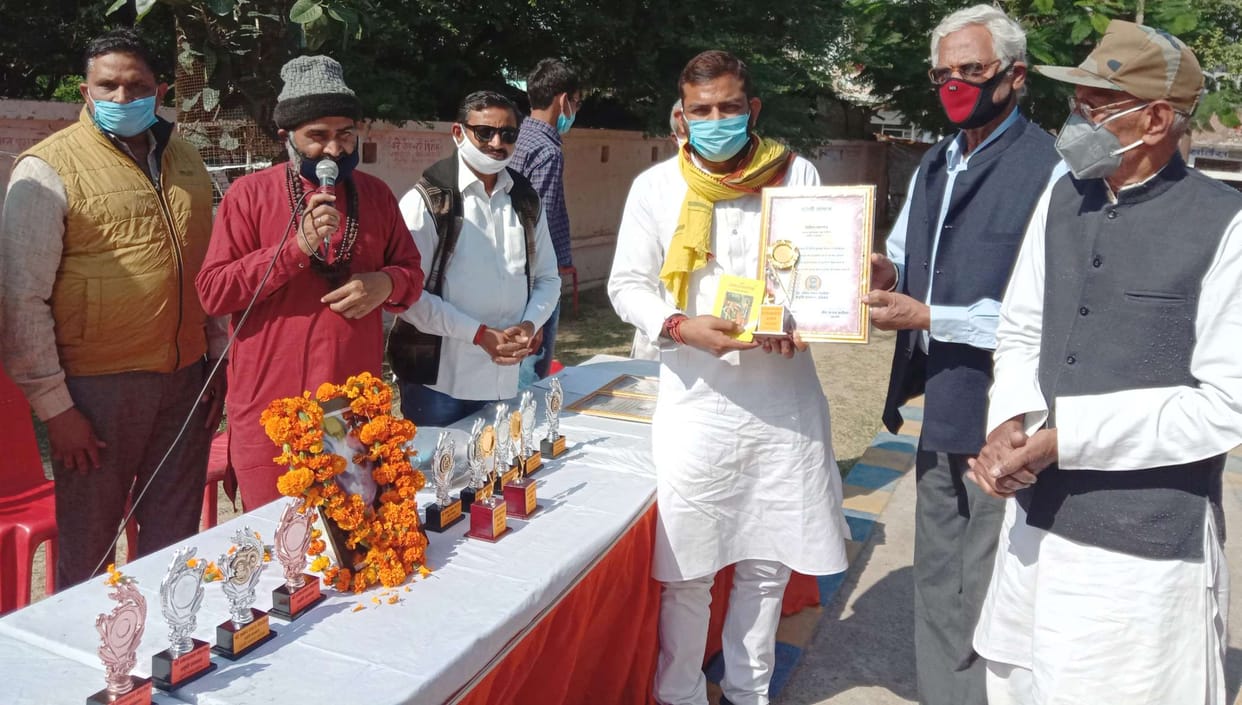 Mahoba: Praveen Pandey of Banda received the first Shankarlal Mehrotra Memorial Award