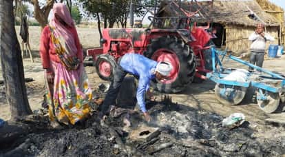 आग लगने के बाद राख में बचा हुआ सामान देखता ग्रामीण। संवाद