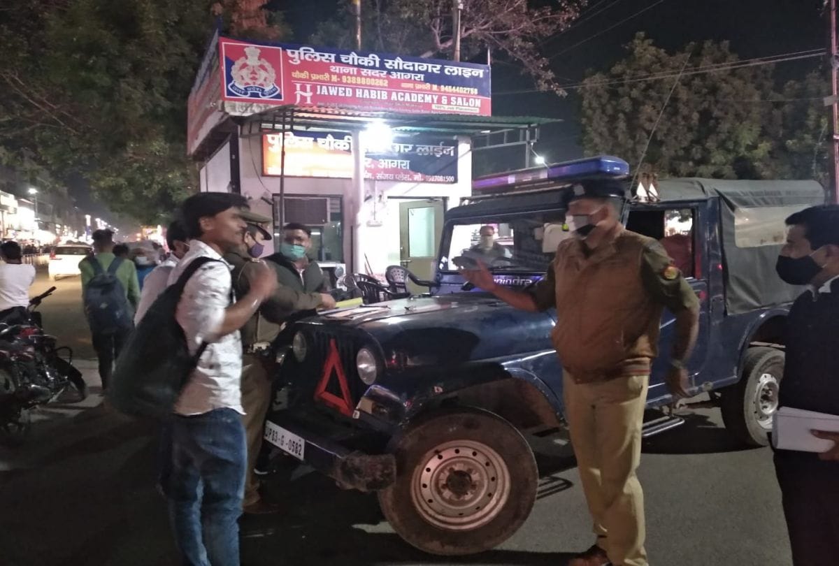 Agra Police Cut Challan On Without Mask In Market