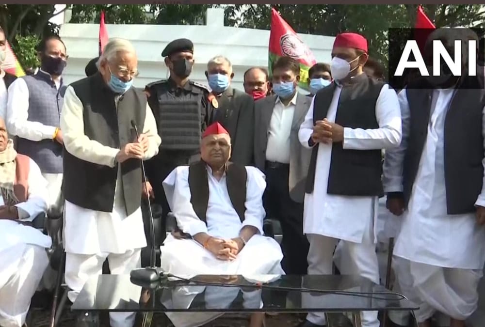 Mulayam Singh Yadav celebrates his birthday in party office in Lucknow.