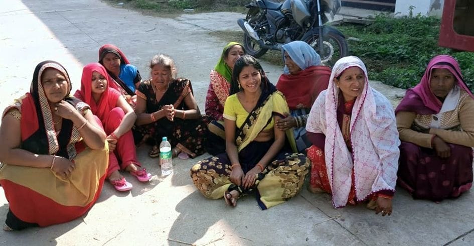 pikap kee takkar se mahila kee maut, beta ghaayal