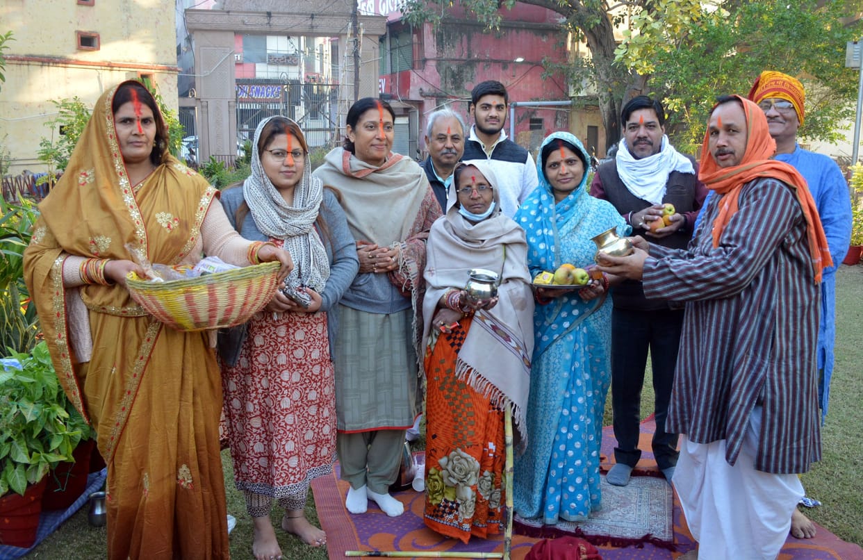 Aligarh: Chhath fast is completed by offering arghya to the rising sun