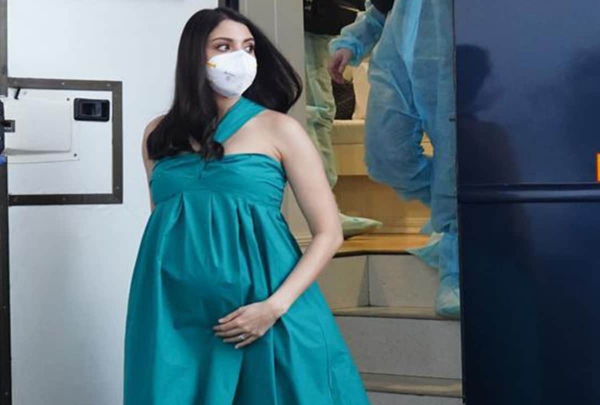anushka sharma spotted in work mode during pregnancy wearing green off shoulder dress