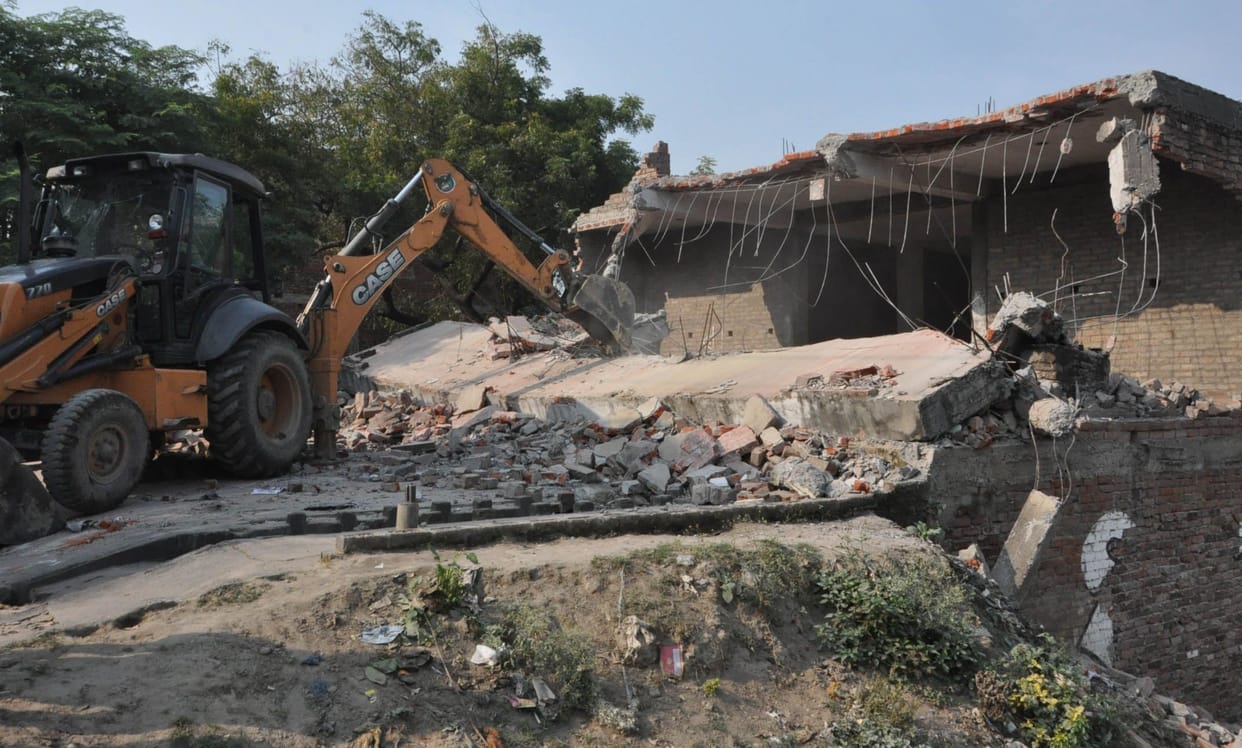 Administration's bulldozer on two-story houses in Green Land