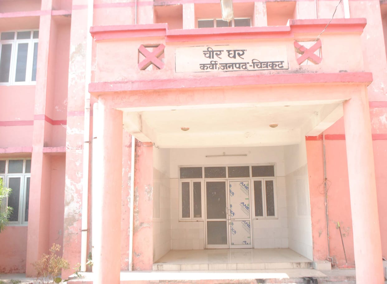 Doors of post mortem house not open till noon, doctors and staff on duty do not come on time in chitrakoot