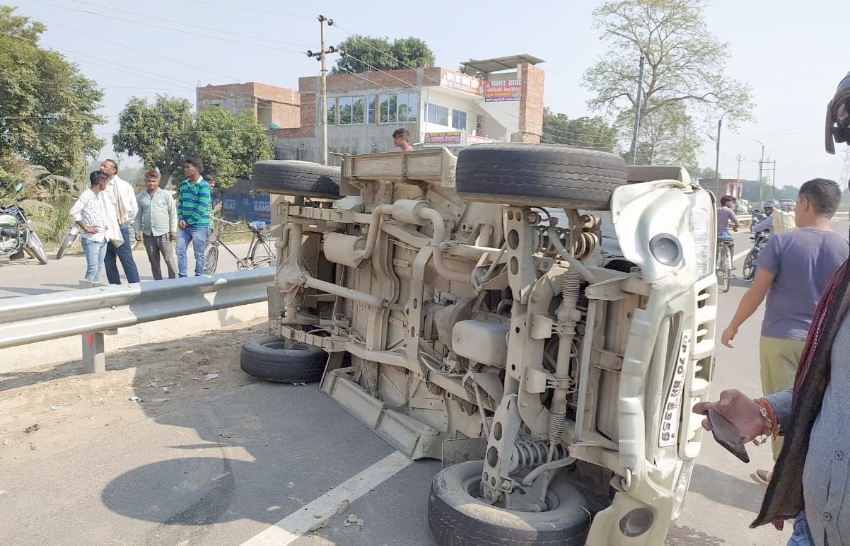 Uncontrolled Bolero overturns, three injured