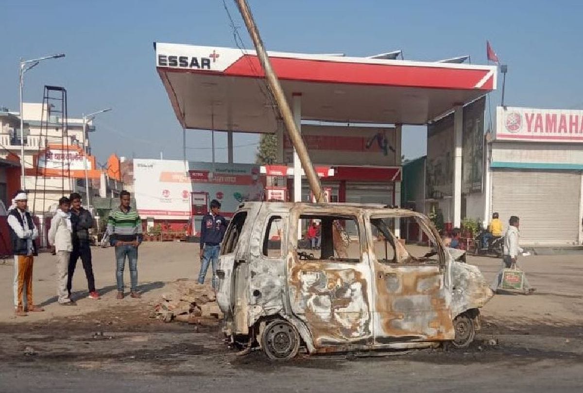 Car Caught Fire After Hit Electric Pole Six Injured