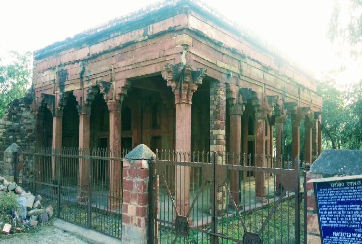 memorial of the great musician Baiju Bawra is very poor condition