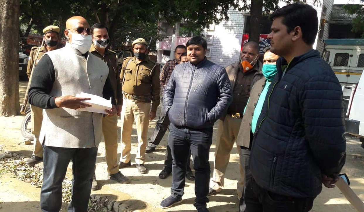 Four lakhs of banned plastic seized, truck seized